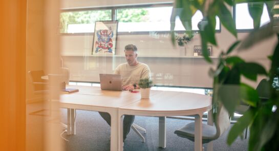 Designer werkt op laptop